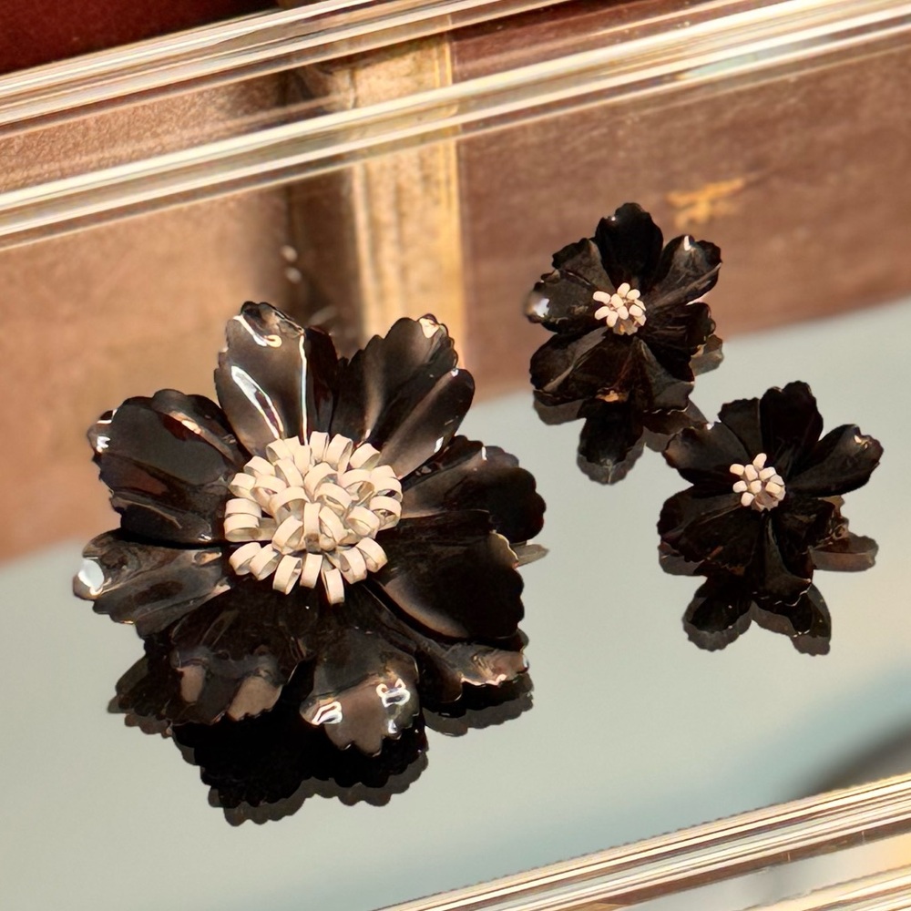 Vintage Retro Black & White Layered Enamel Metal Flower Pin Brooch & Earrings